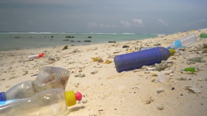 特写: Himmafushi上的异国海滩被不负责任的人乱扔垃圾摧毁
