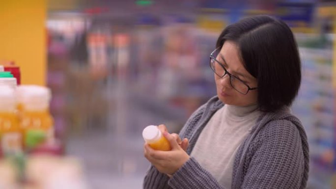 亚洲孕妇在超市购物的特写镜头