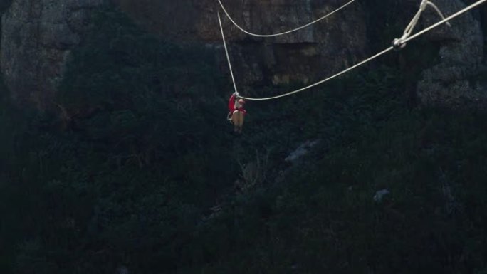 年轻的高加索男子拉链衬里