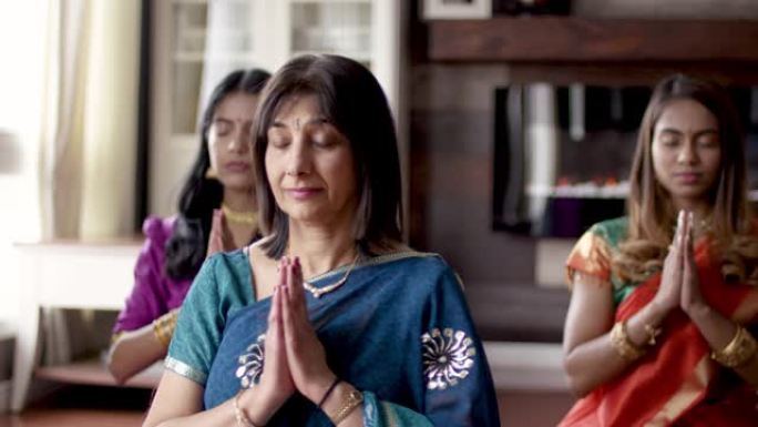 印度家庭一起祈祷印度家庭一起祈祷