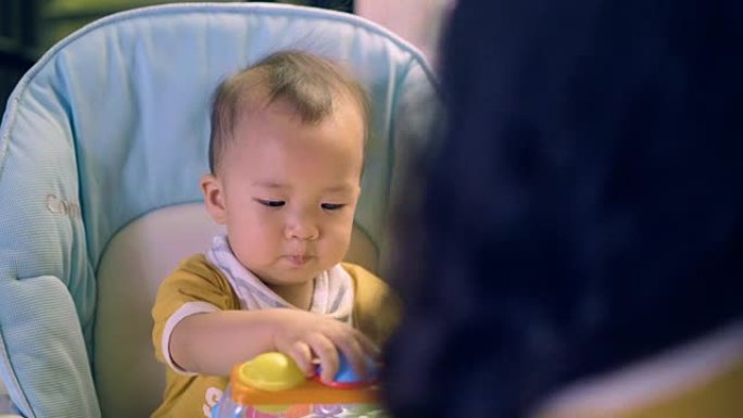 过度进食: 婴儿用勺子吃婴儿食品。