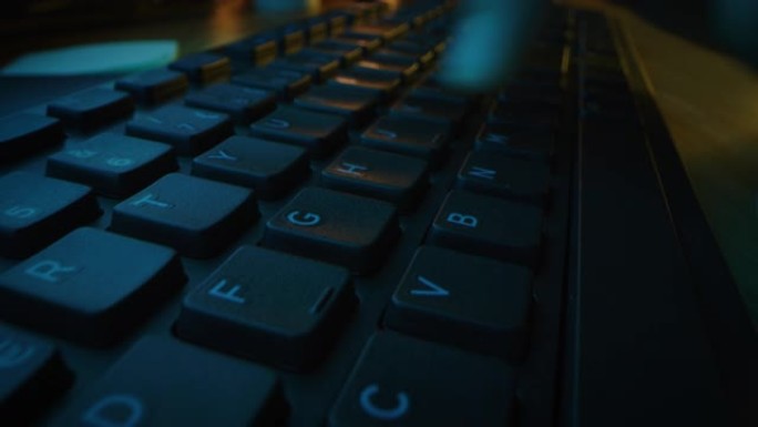 特写移动微距拍摄: 人在电脑键盘上打字，按回车键完成。工作，写电子邮件，使用互联网。深绿色