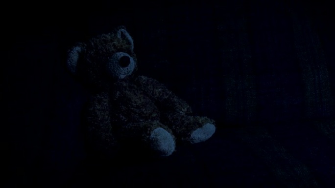 在黑暗的房间里传递玩具熊