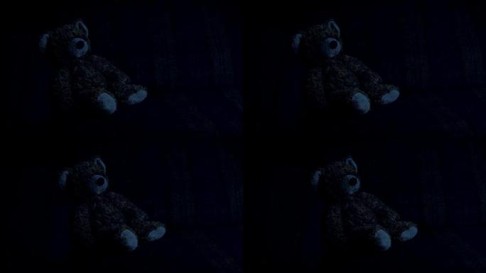 在黑暗的房间里传递玩具熊