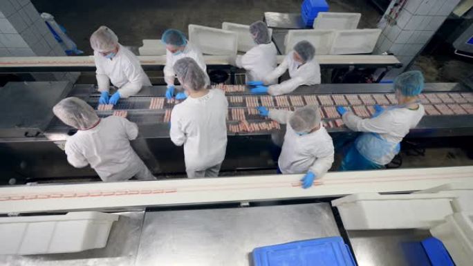 食品生产设施中女工的俯视图