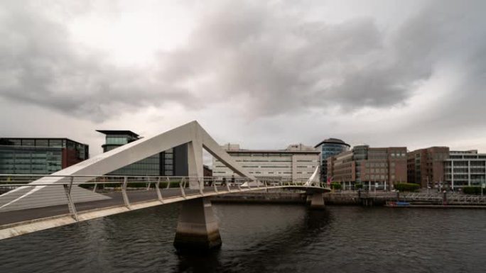 英国苏格兰格拉斯哥市区建筑和克莱德河的延时Tradeston桥