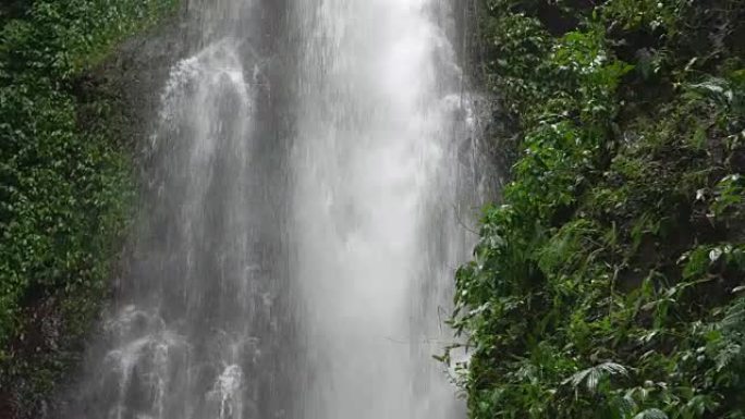 4k，雨林中的特写瀑布。