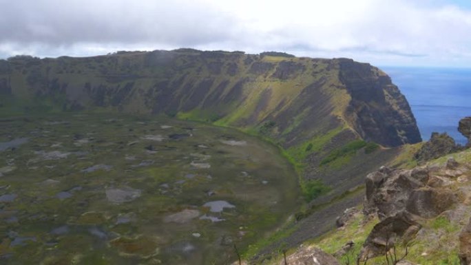 横跨一个大火山口上方的多云天空的风景如画。