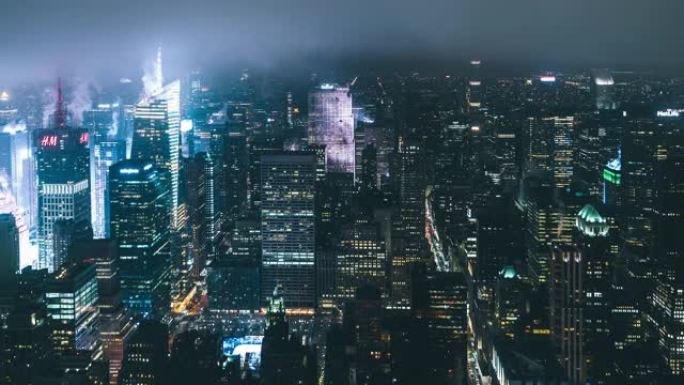 夜间雾气流动的曼哈顿中城的T/L ZO鸟瞰图/纽约