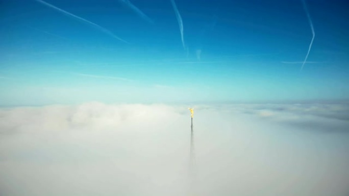 无人机从圣米歇尔山城堡尖顶上的史诗般的金天使雕像飞离天空中的云层。