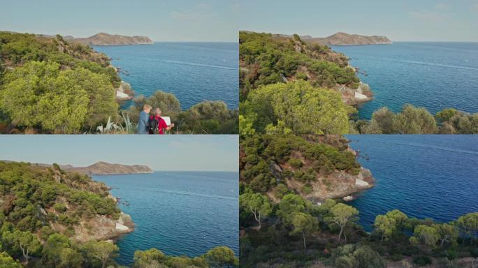享受地中海沿岸美景的高级夫妇徒步旅行者