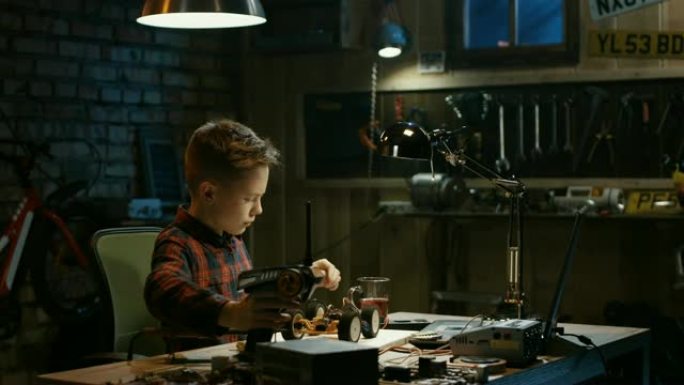 男孩修理玩具车男孩修车男孩修玩具小男孩