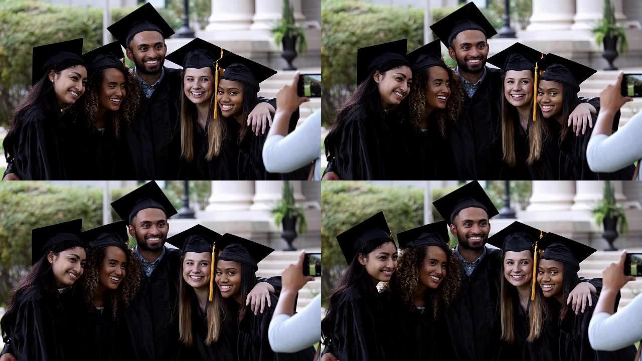 兴奋的一群大学朋友在大学毕业后拍照