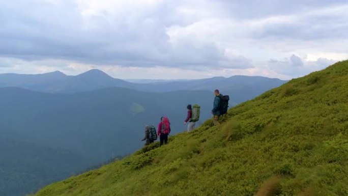 背背包走下山的四位活跃人士