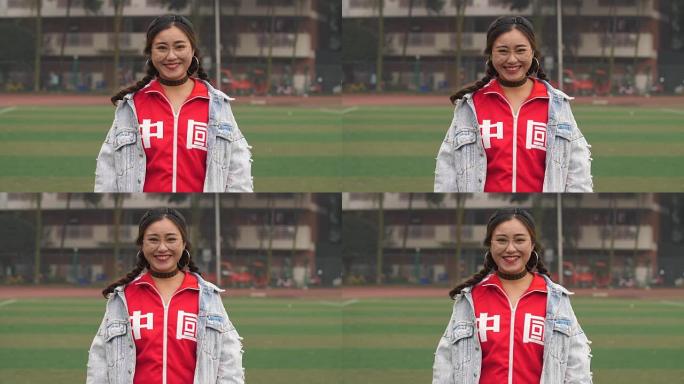 中国女孩穿带中国字的红布，4k