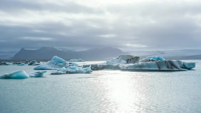 从冰岛的钻石海滩 (Breidamerkursandur) 看到的约克尔萨隆冰川泻湖漂浮的冰山