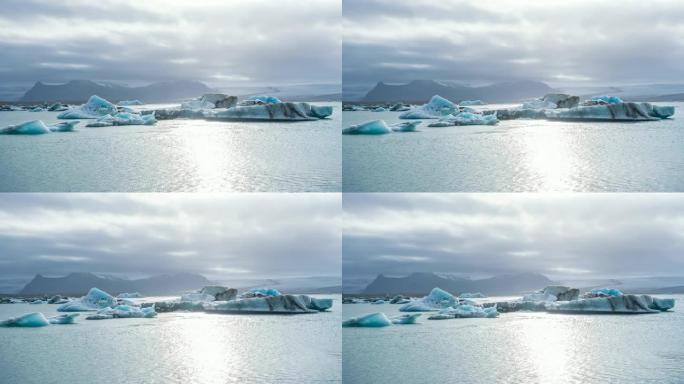 从冰岛的钻石海滩 (Breidamerkursandur) 看到的约克尔萨隆冰川泻湖漂浮的冰山