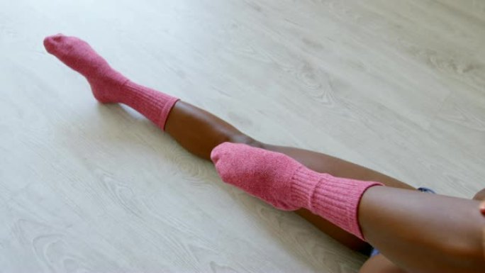 女子在4k健身工作室伸展腿