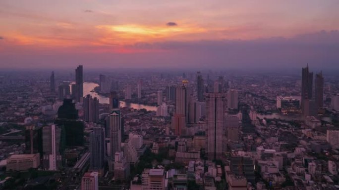 日落到夜晚的时间流逝: 曼谷城市景观和湄南河。
