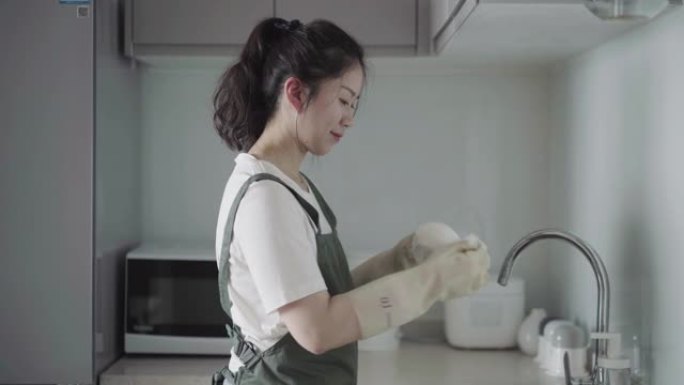 亚洲女性厨房洗碗女人洗碗贤惠女人主妇厨房