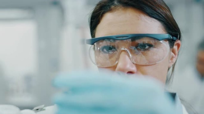 用移液器分析液体提取实验室试管中的DNA和分子的女科学家肖像。