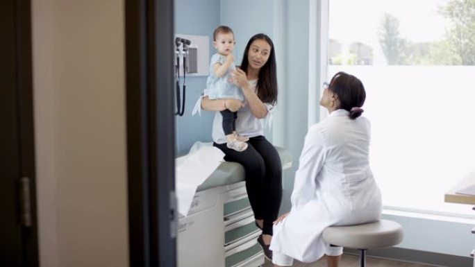 婴儿检查外国母婴室母婴医疗母婴护理