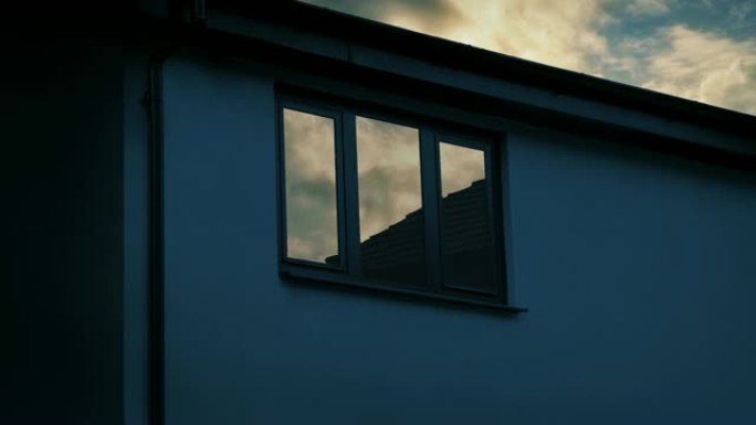 房屋窗户反射日出