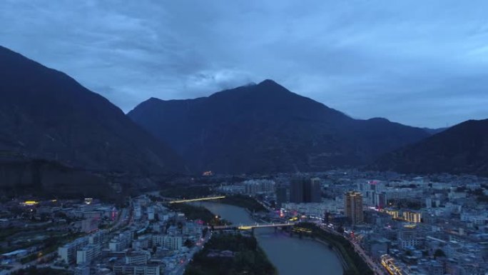 晚上山上的小城市河道都市山城