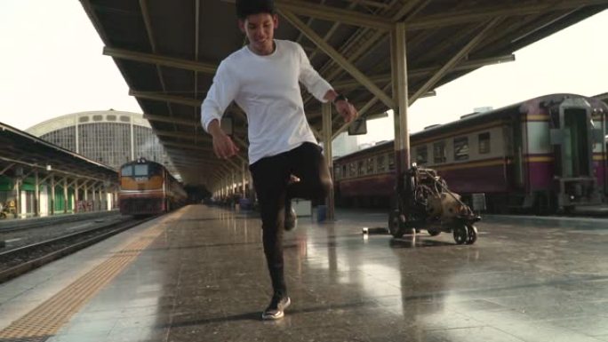 年轻人在火车站表演霹雳舞
