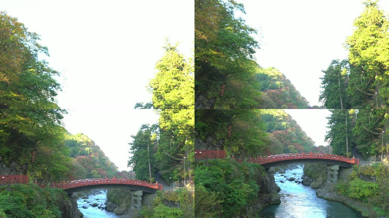 倾斜向下: 日本日光秋季新京桥。