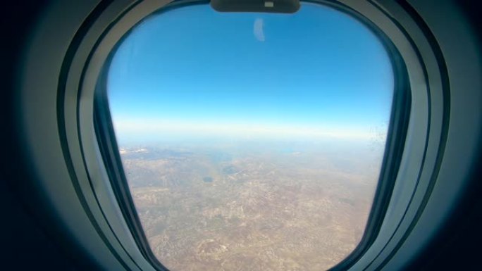 从飞机舷窗可以看到土地