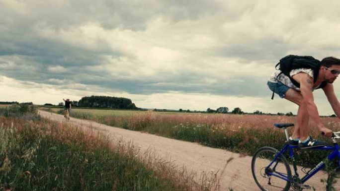 乡村景观。夏季自行车旅行