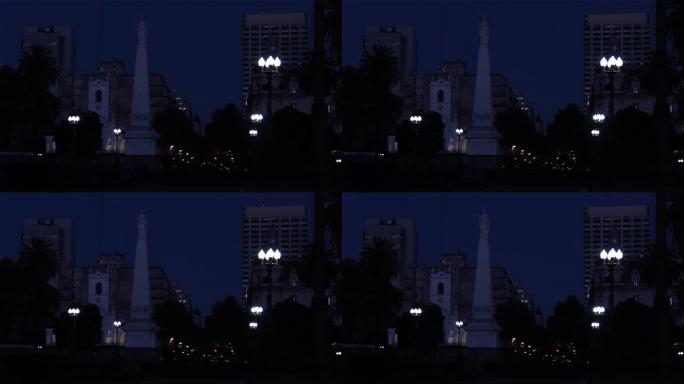 五月金字塔在晚上,在布宜诺斯艾利斯的五月广场。