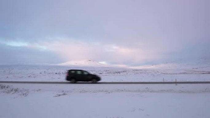 汽车在冰岛的雪域中行驶