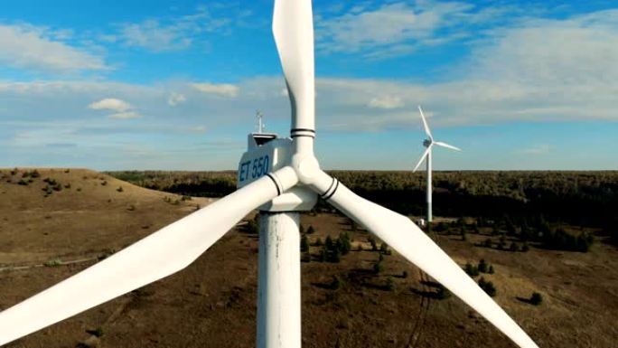 现代风力涡轮机工作。绿色能源，可再生能源概念。