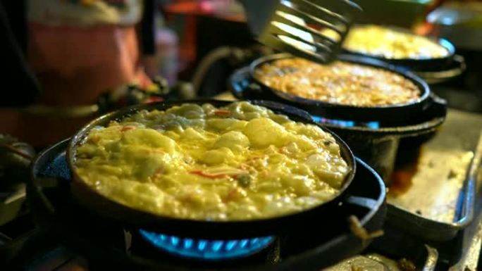 平底锅煎牡蛎煎蛋卷，泰国街头小吃。