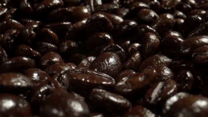 深色咖啡豆的宏观探测镜头。