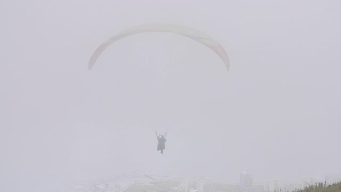 男子驾驶滑翔伞兴趣爱好大雾天气个人技能
