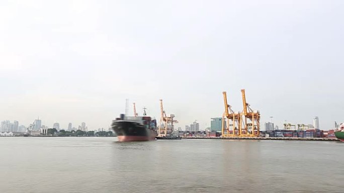 货船从曼谷造船厂出发进行物流的时间流逝