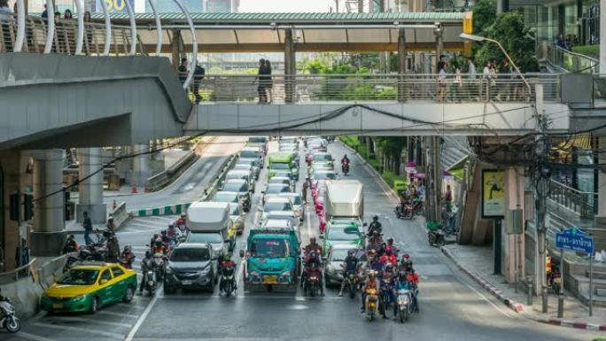 曼谷BTS Chong Nonsi Bangkok的交通拥堵和拥挤的匿名人士在高峰时段在立交桥上行走