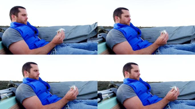 男子乘坐摩托艇4k时看着诱饵
