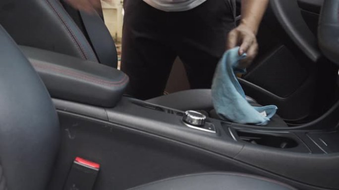 4k分辨率亚洲男子使用超细纤维擦拭清洁汽车座椅和汽车控制台
