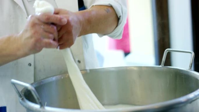 在奶酪行业中，奶酪制造商将牛奶和凝乳混合在一起，制成帕尔马干酪: 奶酪制造商按照意大利的古老传统进行