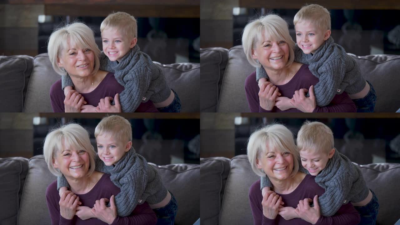 一个祖母和孙子依偎在沙发上。