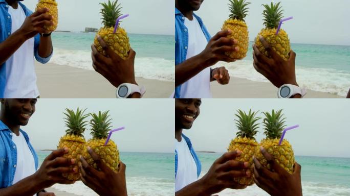 非裔美国夫妇在海滩上烤菠萝汁4k