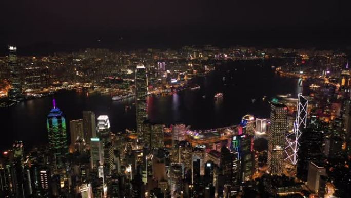 夜间从无人机鸟瞰香港城市景观。在办公楼和摩天大楼上空飞来飞去。