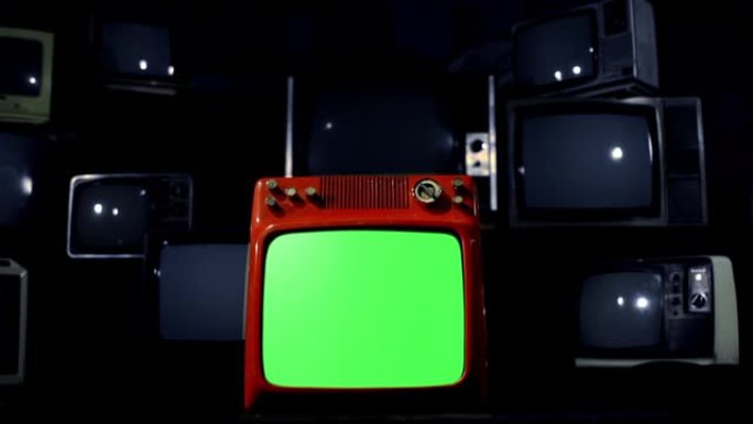 旧电视的黑色背景下的绿屏古董电视。夜色。多莉开枪了。