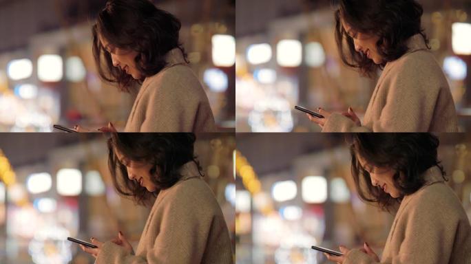 中国女孩在成都使用手机微笑