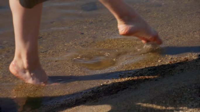 女人的脚在水中放松