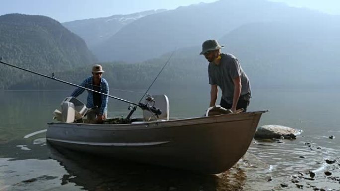 两名渔民准备在4k河中捕鱼